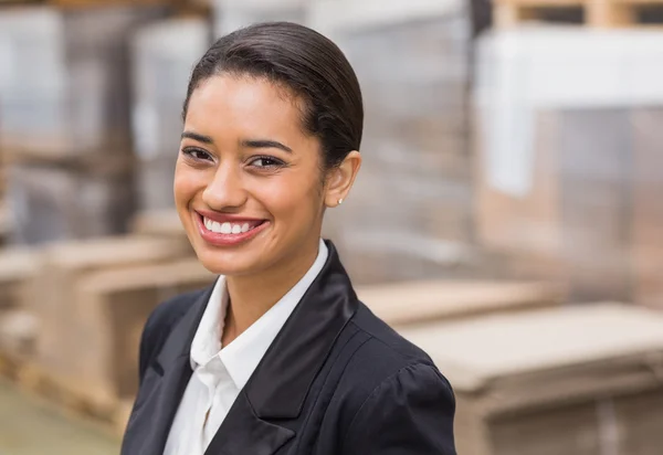 Gestionnaire d'entrepôt souriant à la caméra — Photo