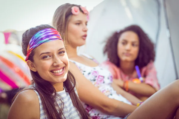 Hipster amüsieren sich auf ihrem Zeltplatz — Stockfoto