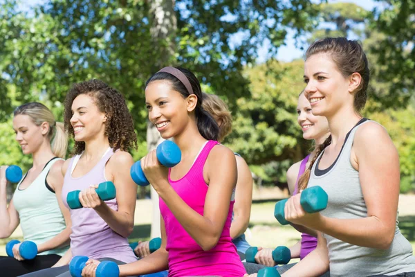 Fitnessgruppe stemmt Handgewichte im Park — Stockfoto
