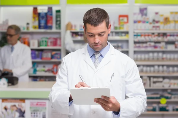 Apotheker schrijven op Klembord — Stockfoto