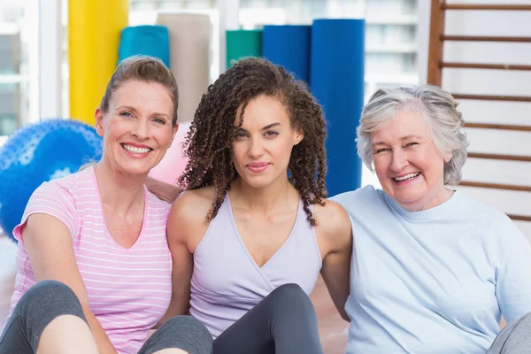 Retrato de amigas sentadas en el gimnasio — Foto de Stock