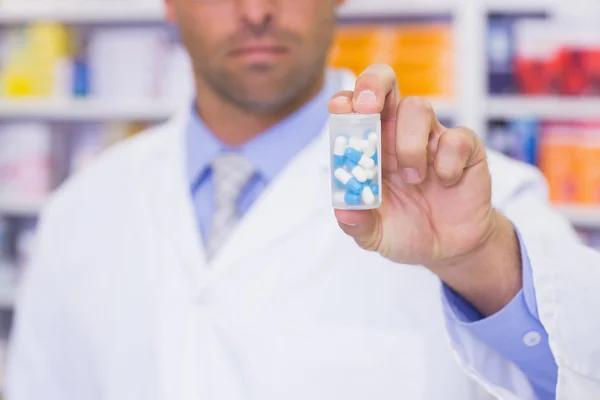 Farmacêutico segurando frasco medicina — Fotografia de Stock