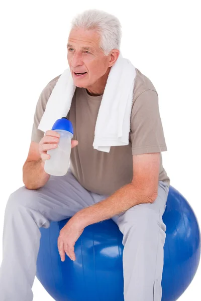 Homem sênior fazendo uma pausa do exercício — Fotografia de Stock