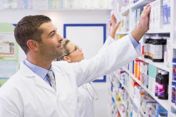 Equipa de farmacêuticos a olhar para a medicina — Fotografia de Stock