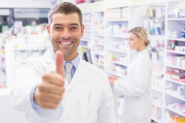 Farmacêutico feliz segurando seu polegar — Fotografia de Stock