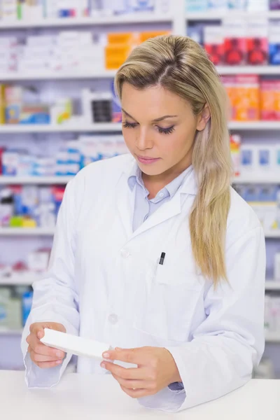 Farmacêutico olhando para a medicina — Fotografia de Stock