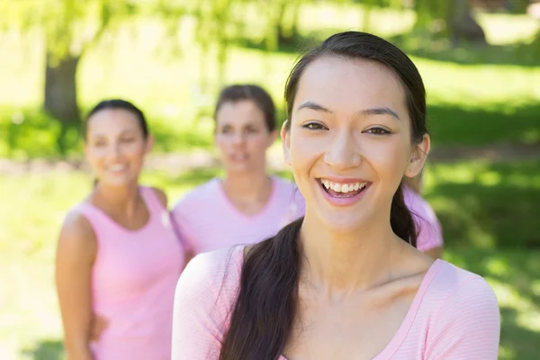 Usmívající se ženy v růžovém na prsu povědomí — Stock fotografie