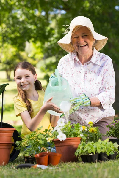 Abuela con nieta jardinería — Foto de Stock