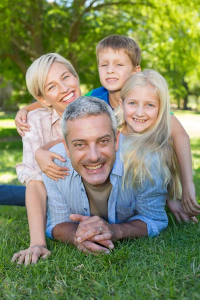 Lycklig familj ler mot kameran — Stockfoto