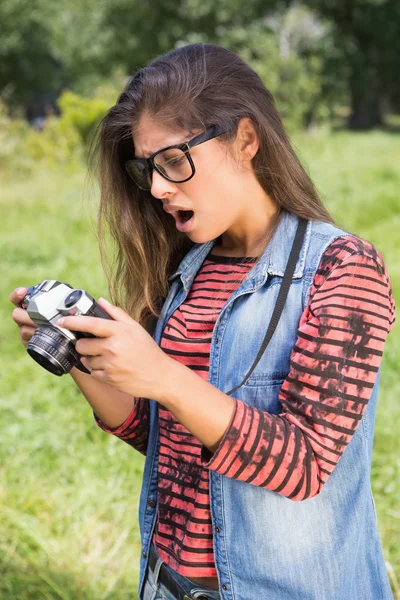 Mooie brunette met behulp van retro camera — Stockfoto