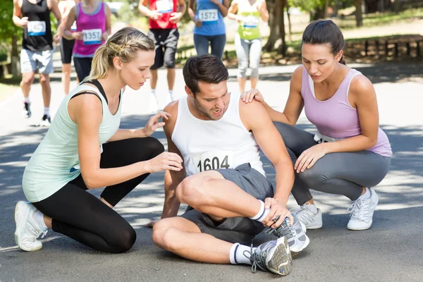 Man with injured ankle during race in park — Stock Photo, Image
