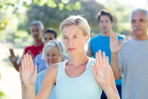 Athletic atletische groep hun handen — Stockfoto