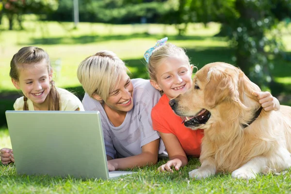 Glückliche Familie schaut auf ihren Hund — Stockfoto