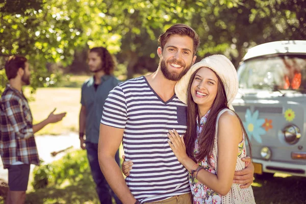 Couple hipster souriant à la caméra — Photo