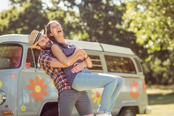 Couple hipster s'amuser ensemble — Photo