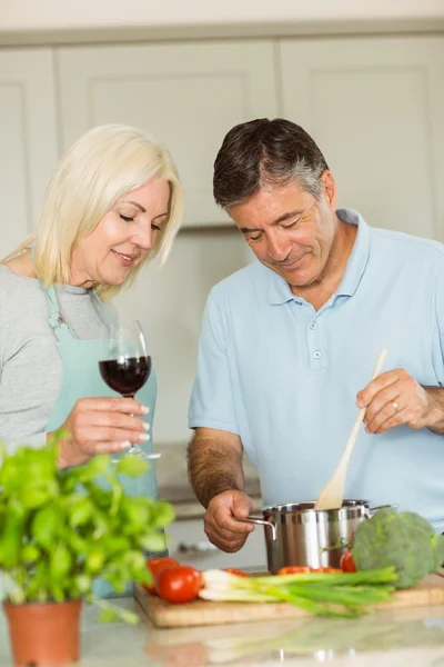 Mature couple making dinner together — Stock Photo, Image