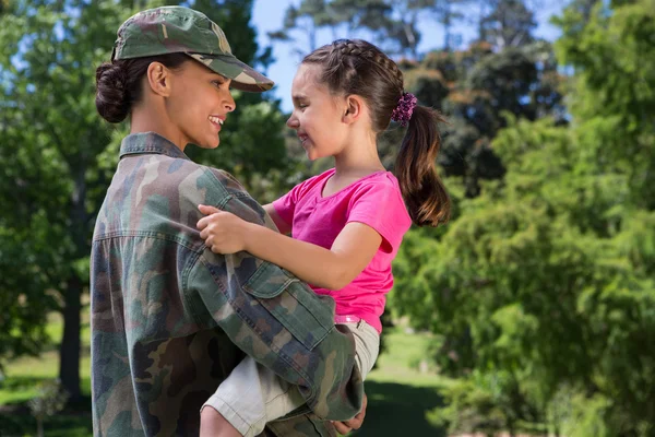 Soldat réuni avec sa fille — Photo