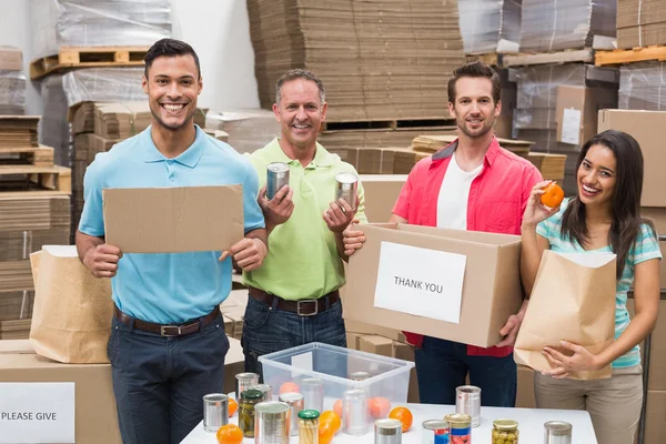 Employés d'entrepôt emballant des boîtes de dons — Photo