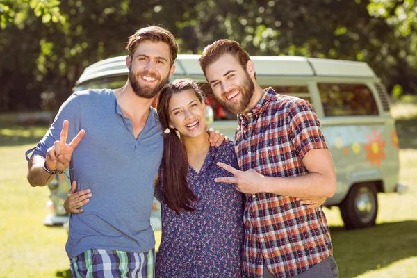 Hipster amigos sorrindo para a câmera — Fotografia de Stock