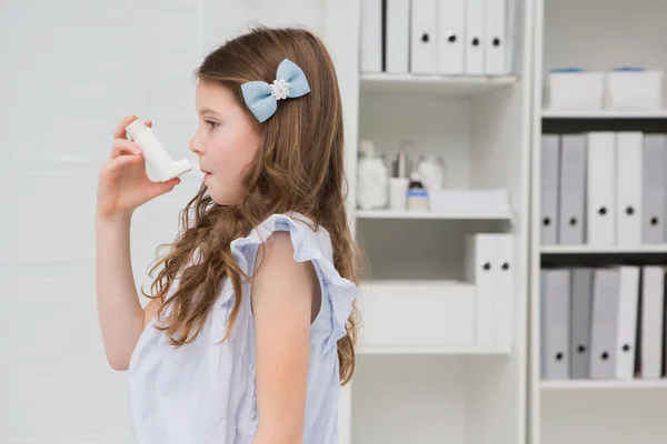 Niña tomando inhalador — Foto de Stock