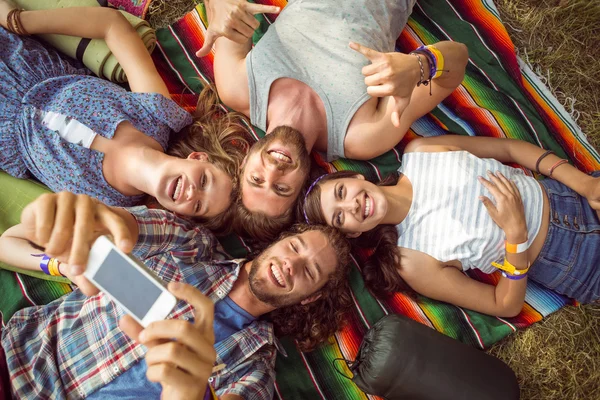 Glückliche Hipster haben Spaß auf dem Zeltplatz — Stockfoto
