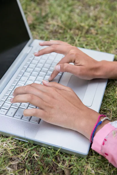 Kobieta korzysta z laptopa w parku — Zdjęcie stockowe