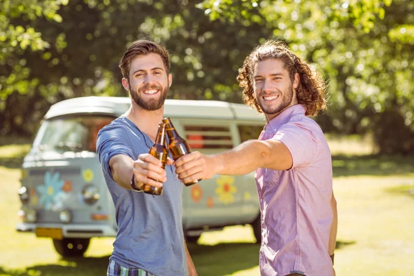 Hipster friends toasting with beers — Stock Photo, Image