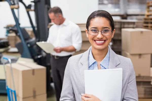 Gestora femenina sosteniendo archivos — Foto de Stock