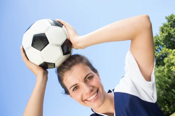 Bonito jogador de futebol sorrindo para a câmera — Fotografia de Stock