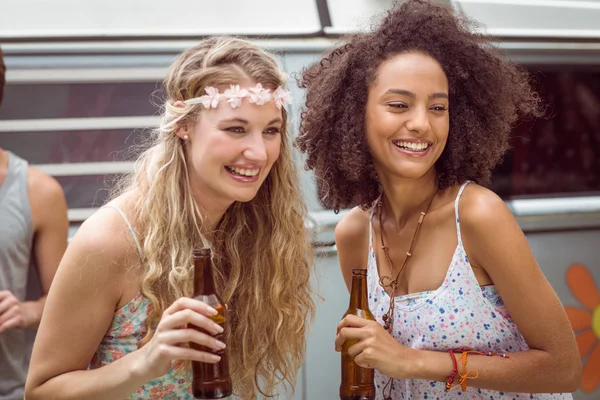 Pretty hipsters toasting with beer — Stock Photo, Image