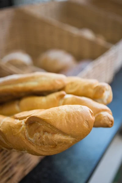 Cesta com baguetes rústicas — Fotografia de Stock