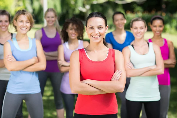 Fitness group smiling at camera in park — Stock Photo, Image