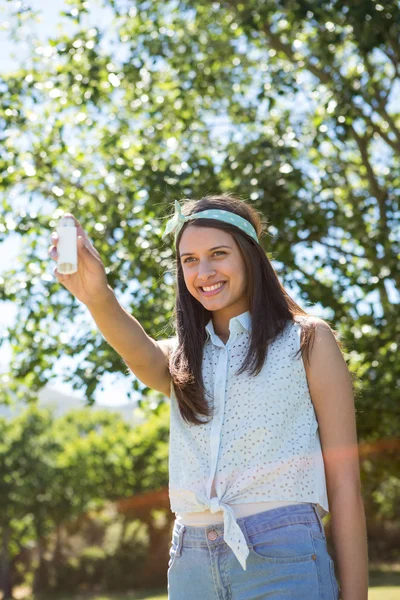 Hübsche Brünette mit ihrem Inhalator — Stockfoto