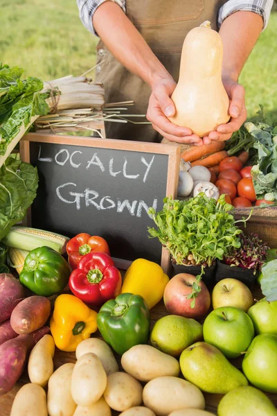 Farmer showing his organic squash — Stock Photo, Image