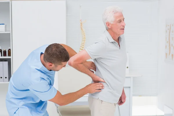 Physiotherapist giving back massage to man — Stock Photo, Image