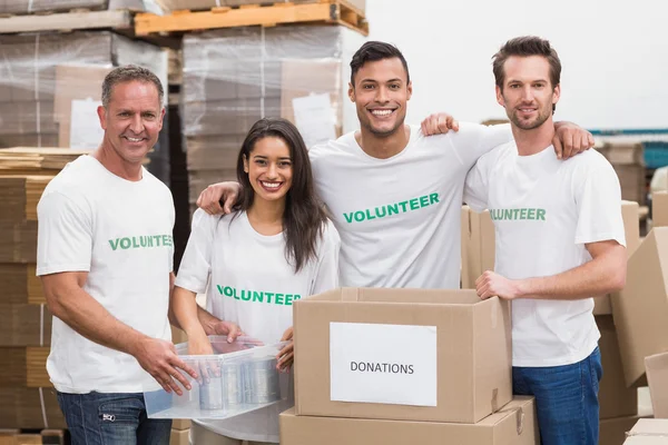 Team van vrijwilligers glimlachen op camera — Stockfoto