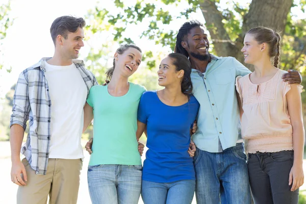 Happy friends in the park — Stock Photo, Image