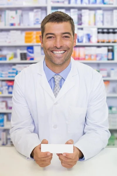 Bonito farmacêutico segurando caixa de medicina — Fotografia de Stock