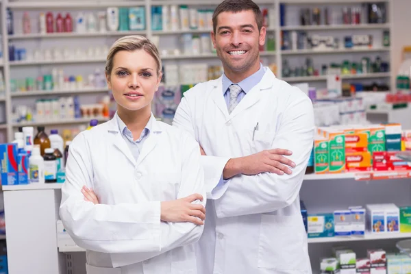 Equipo de farmacéuticos sonriendo a la cámara — Foto de Stock