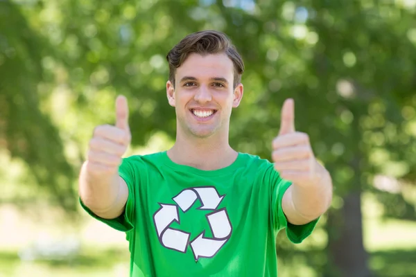 Happy ekologický aktivista v parku — Stock fotografie