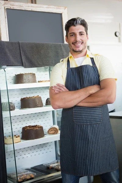 Werknemer poseren met gekruiste armen — Stockfoto