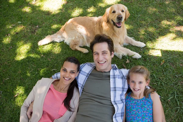 Familia feliz con su perro en el parque — Foto de Stock