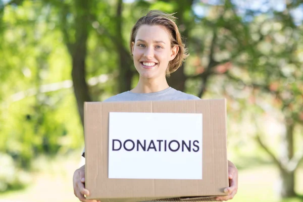 Feliz voluntario en la caja de espera del parque — Foto de Stock