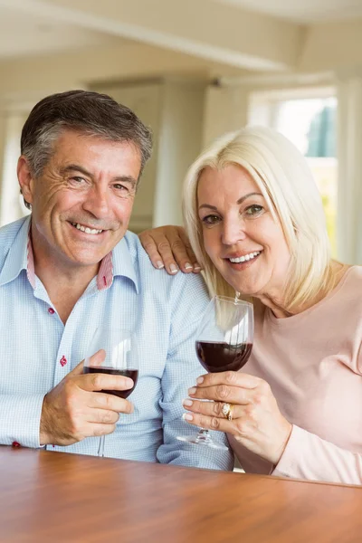 Feliz pareja madura bebiendo vino tinto —  Fotos de Stock