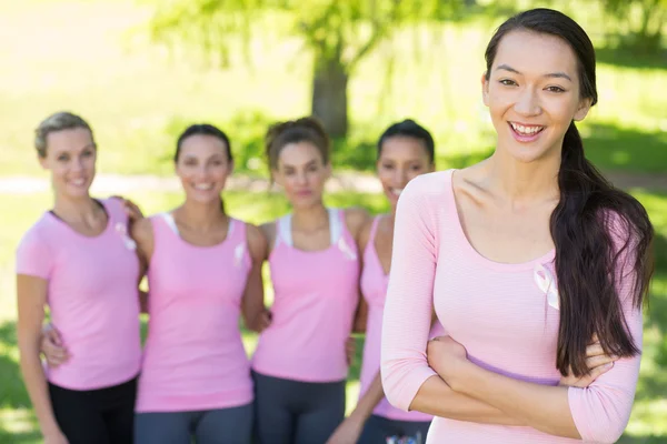 Mujeres sonrientes en rosa para la conciencia del cáncer de mama —  Fotos de Stock