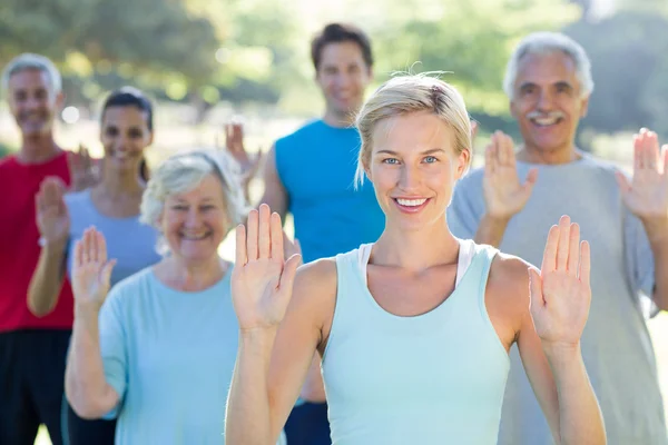 Happy athletic grupp visar sina händer — Stockfoto