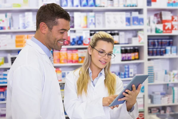 Team av farmaceuter tittar på laptop — Stockfoto