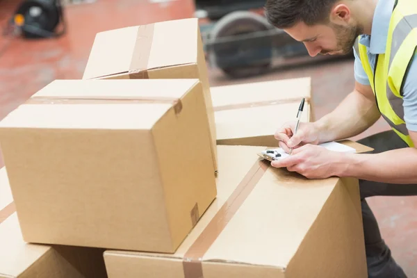 Warehouse worker with clipboard — Stock Photo, Image