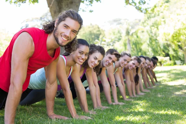 Fitness grupp bordläggning i park — Stockfoto