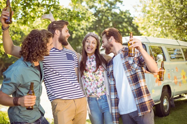 Hipster přátel společně s pivo — Stock fotografie